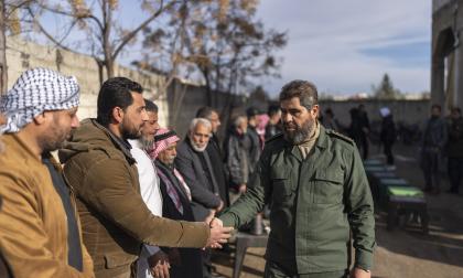 Rebelledaren Ahmed al-Awdeh (höger) skakar hand med lokala tjänstemän i Nawa, drygt tre mil norr om Daraa i södra Syrien. Bild från 4 januari 2025.