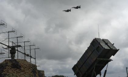 Ukrainska F-16 flyger över ett luftvärnssystem av typen Patriot på hemlig plats i Ukraina den 4 augusti 2024.