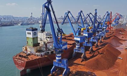 En flygbild över en hamn i staden Yantai i Shandongprovinsen. Arkivbild