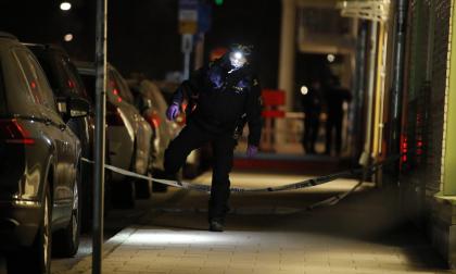 Någonting exploderade vid en fastighet i ett bostadsområde i Solna norr om Stockholm på söndagskvällen.