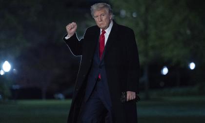 USA:s president Donald Trump gestikulerar inför reportrar vid Vita huset på söndagen lokal tid.