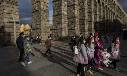 Turister vid Segoviaakvedukten i centrala Spanien på en bild tagen under covid 19-pandemin 2020.