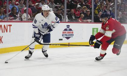 William Nylander, vänster, är fem mål från Håkan Loobs svenska målrekord med två grundseriematcher kvar för Toronto i NHL. Arkivbild.