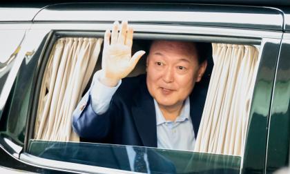 Sydkoreas avsatte president Yoon Suk-Yeol vinkar till sina anhängare. Bilden togs i fredags.