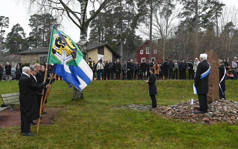 Ett 50-tal personer var på plats under den traditionsenliga kransnedläggningen vid minnesstenen i går.