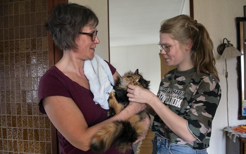 Molly pysslas om av Salla och Vilma Ström efter att äntligen ha återvänt till familjen. 