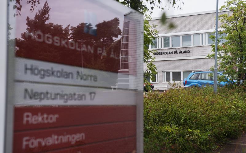Öppna högskolan anordnar en kurs för personer med högskoleutbildning som är arbetslösa och registrerade som arbetssökande hos Ams. Men man öppnar sig också för sådana som står inför förändringar i sin yrkeskarriär. 