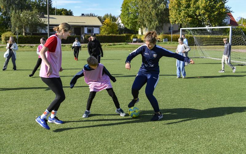 lla elever i stadens skolor hade i går möjlighet att spela fotboll med spelare från IFK Mariehamn och Åland United. Här är det elever i klass 4 i Strandnäs som spelar med Sarah Troccoli till vänster och Mathilda Nurmi till höger.
