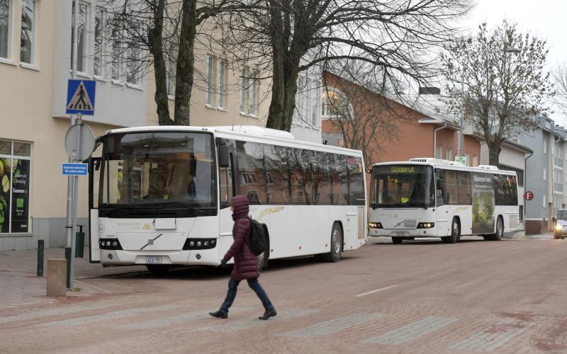 0512176, 05122017, 20171205, Trafik, väg, buss , stadstrafiken, , stadsbussen, övergångsställe, fotgängare *** Local Caption *** @Bildtext:Landskapsregeringen har slagit fast tidtabellerna för kollektivtrafiken 2022.<@Foto>Foto: Robert Jansson