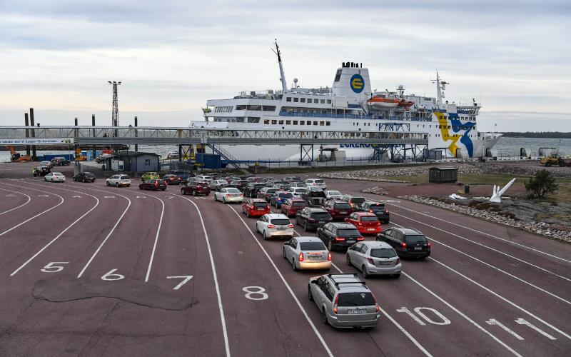 150320 , 15032020 , 20200315 , Corona , corona pandemin , covid-19 , beredskapsläge , undantagstillstånd , stängda gränser pga corona , Eckerölinjen ställer in samtliga avgångar med ms Eckerö från och med i dag 15.03.2020 , på bilden sista avgången fr Eckerö , Eckerö Berghamn , fartyg , sjöfart , passagerartrafik , passagerare , inställda avgångar ,  arbetslöshet , rederipersonal blir arbetslösa , permitterad , uppsägning av personal