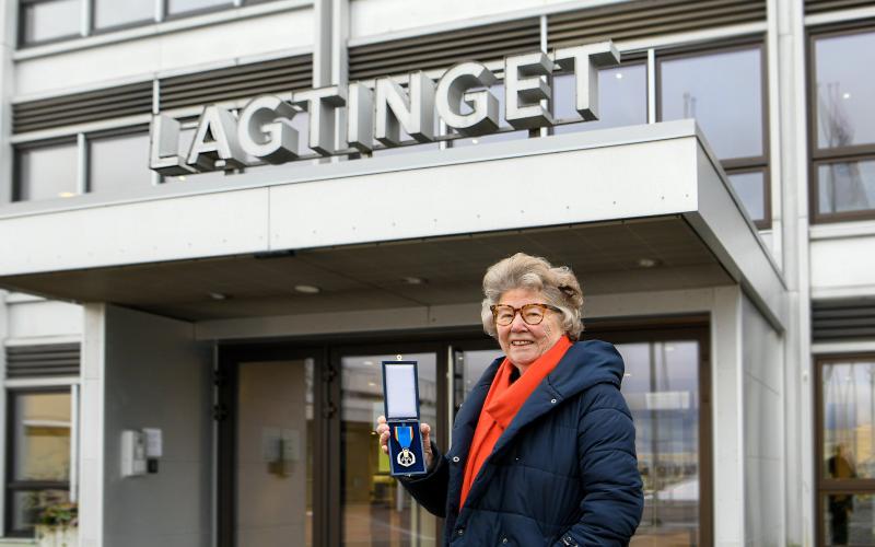 281122, 28112022, Marita Eriksson tilldelades Ålands självstyrelses 100-årsmedalj för sitt arbete inom Rädda Barnen på Åland