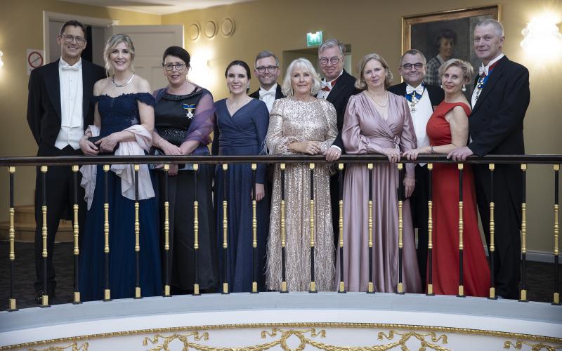 Slottsbal 2022, fr.v. Tommy Nordberg, Marika Nordeberg, Veronica Thörnroos, Nora Läfström, Mats Löfström, Pia Häggblom, Bert Häggblom, Marlene Lindbäck, Peter Linbäck, Gunilla Nordlund, Roger Nordlund. 6.12.2022 Foto: NIklas Tallqvist