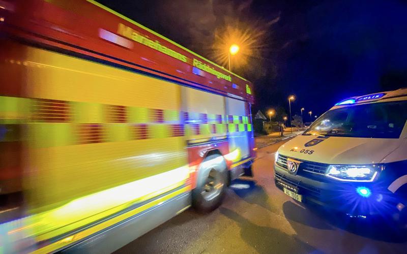 Brand i bostadshus på Pensionatsvägen i Mariehamn , larm , räddningsverket , polis, Strandnäs FBK *** Local Caption *** @Bildtext:Flera enheter från räddningsverket, Lemlands FBK och Strandnäs FBK kallades till Pensionatsvägen vid lördagens brand i ett bostadshus. @Foto:Foto: Hülya Tokur-Ehres