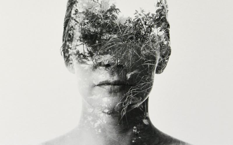 261022 , 26102022 , 20221026 , Fotograf Christoffer Relander ska ge ut en fotobok i konsten att dubbelexponera , dubbelexponering , fotokonst , konstfoto , bilden tagen i hans atelje