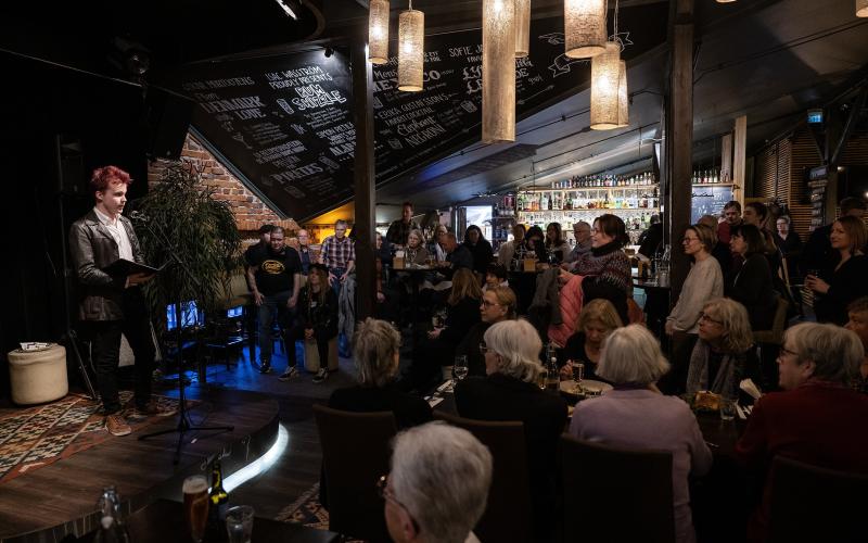 Mariehamns litteraturdagar, Bakfickan *** Local Caption *** @Bildtext:Kvällen inleddes som alltid med att vinnaren i höstens Poetry Slam gör ett framträdande. I år var pristagaren den unge talangen Frans Erlandsson, han läste några av sina dikter med titlar som Brev till mina framtida barn och Skelettet i biologisalen.