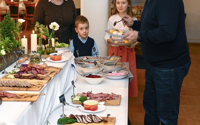 Hela familjen Söderlund – Johanna, Max, Alina och Kjell – frossade i julmat på Nautical.