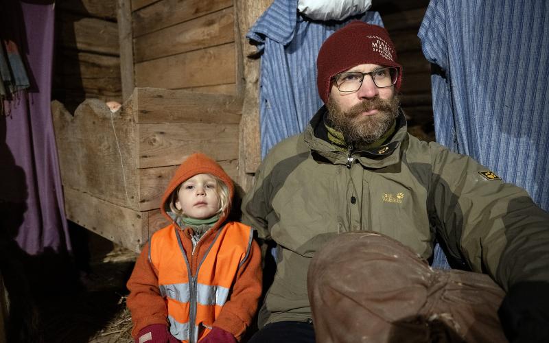 Even Hammer är på plats tillsammans med sin pappa.
