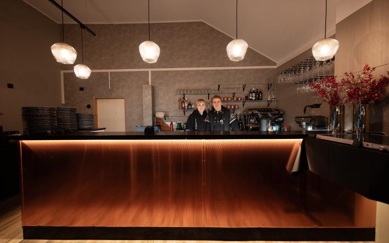 Baren i den bakre delen av restaurangen har flyttats så att den inte längre tar lika mycket plats.
