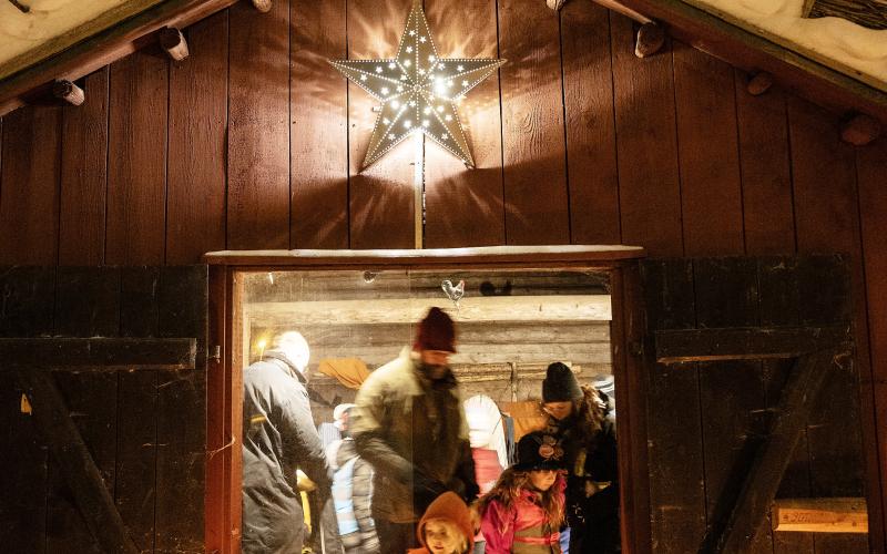 Julstallet invid Jomala kyrka håller öppet fram till trettondagen.