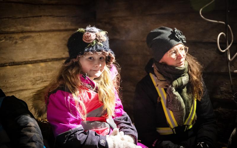 Ruby Boman kom till stallet tillsammans med sin mamma Linda-Mari Boman.
