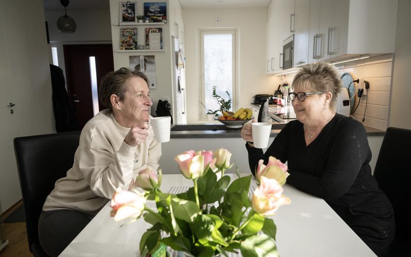 Pia Laakso har gett sin njure till Camilla Vainio. Njurdonation, njurtransplantation