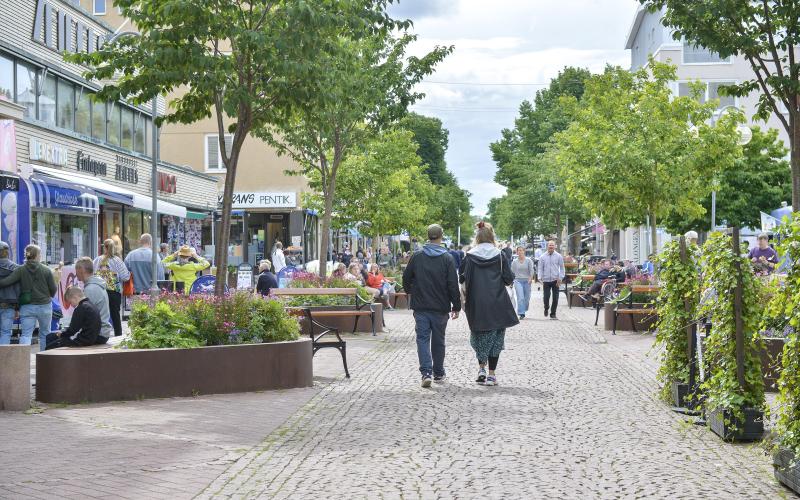 Turister, Torggatan *** Local Caption *** @Bildtext:Torggatan lever upp när kryssningsfärjorna ligger i Mariehamn över dagen.