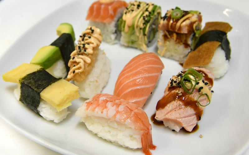 18082022 , Sushi, Fina Fisken , sushikockar fr vänster Kathy Trinh , Lailanie Heinonen , sushitillverkning