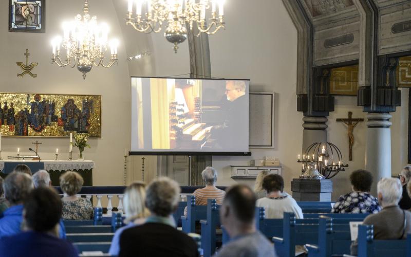 Under onsdagens lunchkonsert kunde publiken följa med i organistens rörelser på läktaren via en videosändning. @Foto:Hülya Tokur-Ehres