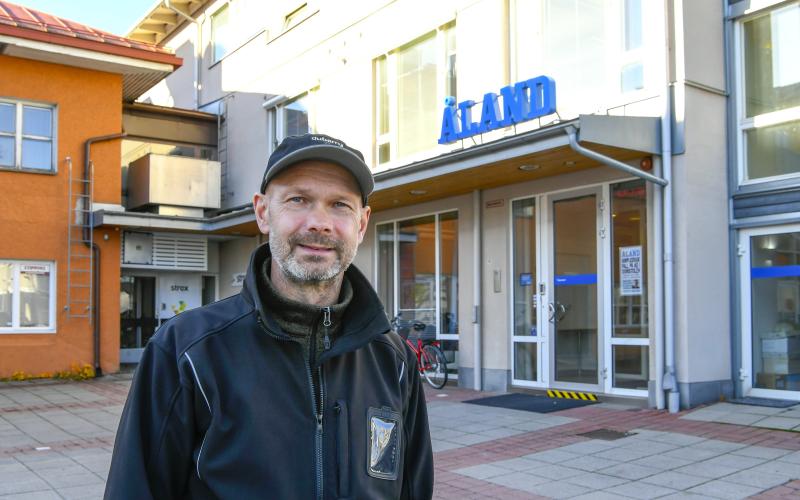 251021 , 25102021 ,20211025 , Ålandstidningen monterade solpaneler på taket , el , alternativ el , elproduktion , solcellsanläggning , solceller , miljövänlig elproduktion , Jan-Erik Eriksson från Solel Åland Ab