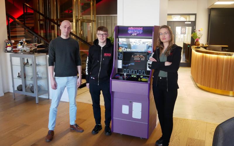 På spelbolaget Sharkmob i Malmö har personalstyrkan triss i ålänningar. Från vänster: Gabriel Salmi, Oliver Nyholm och Sara Casén. 