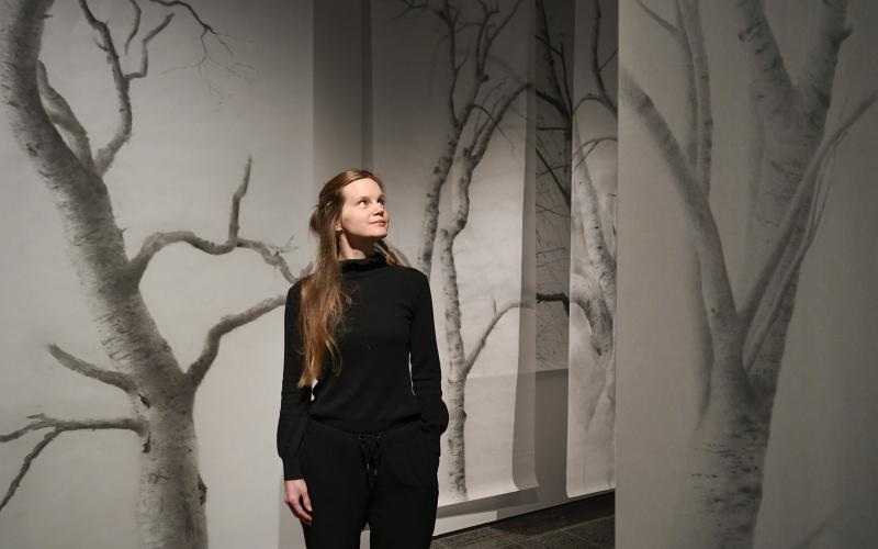 101122 , 10112022 , 20221110 , Utställning Ålands konstmuseum , Ålands konsthistoriska museum , Ru Runeberg ochElisa Matikainen Av: Ru Runeberg och Elisa Matikainen ,  Silversmide och kolteckningar , konst , konstverk , kontsnär *** Local Caption *** @Normal:Ursprunget till Elisa Matikainens höga kolteckningar av björkar kommer från en gammal karelsk by, med silvergrå stockhus mitt ute i skogen.
