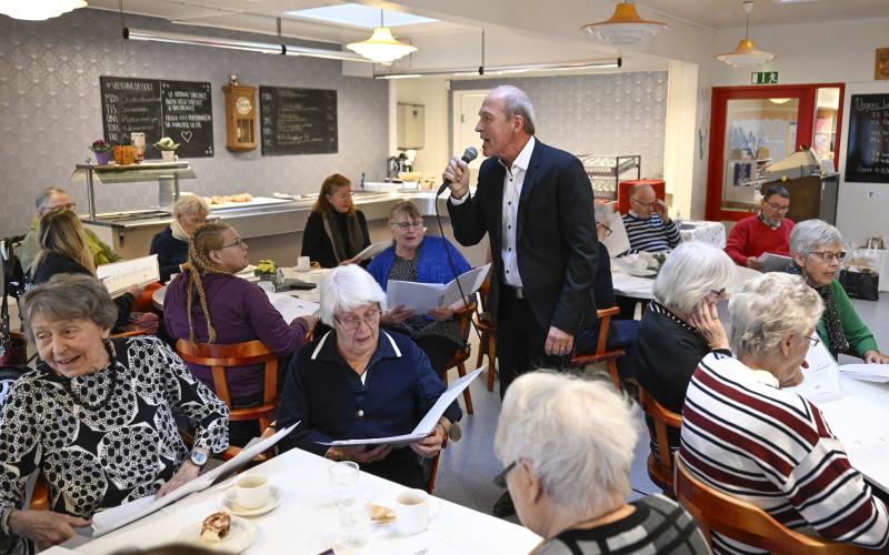 Per Nyberg håller i den uppskattade allsången.