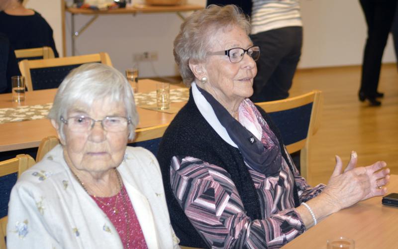 Brita Johansson och Anna-Lisa Mattsson är ute för att träffa folk och prata bort en stund.