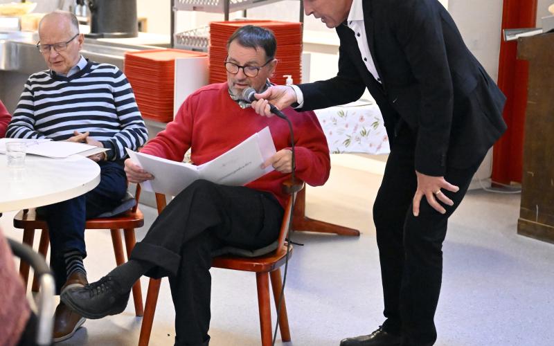 Gösta Gustafsson sjunger allsång med Per Nyberg.