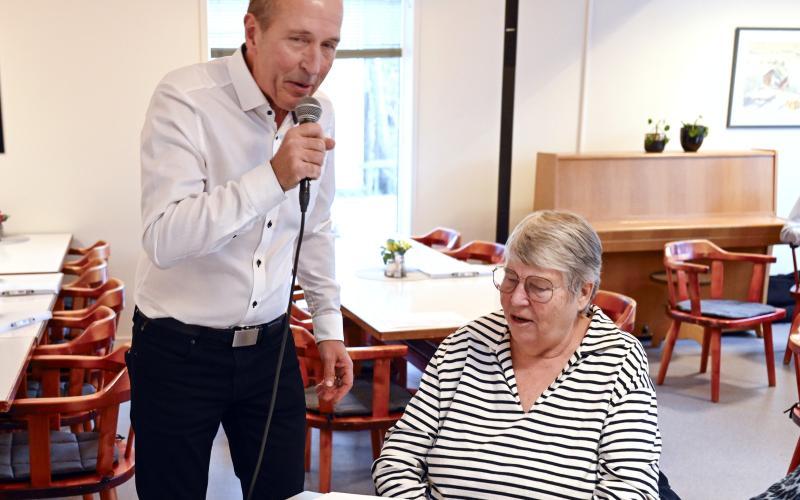 Per Nyberg sjunger tillsammans med Maj-Gret Wikstrand.