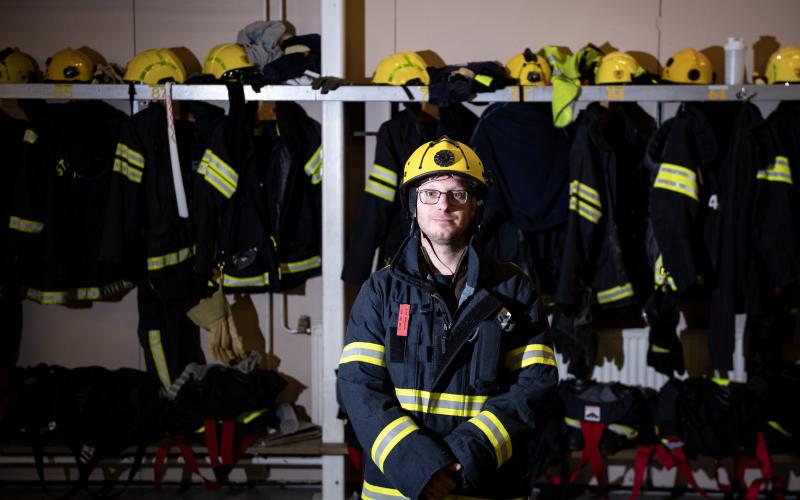 Alex Eriksson är kårchef för Strandnäs FBK vars branddepå i norra staden inte längre är ändamålsenlig för kårens verksamhet. Också för staden blir det en dyr affär då driftskostnaderna är höga för den gamla lokalen man hyr från en privat aktör.