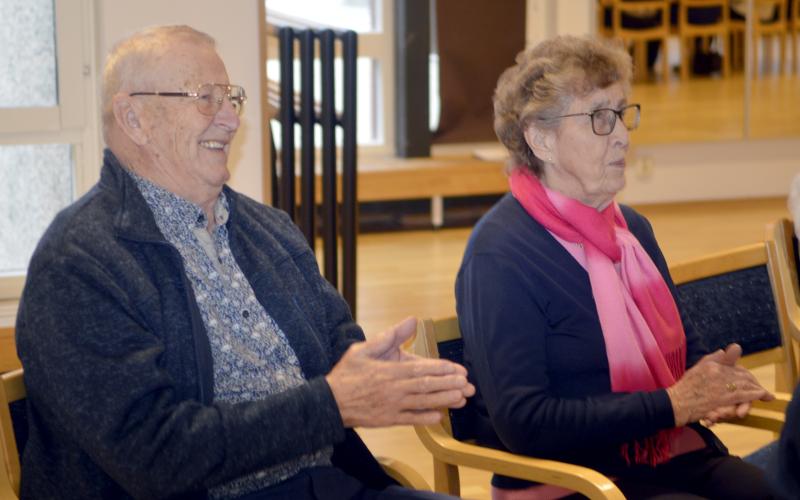 Börje Karlberg och Rita Holmqvist tycker om att komma ut, träffa andra och sjunga.