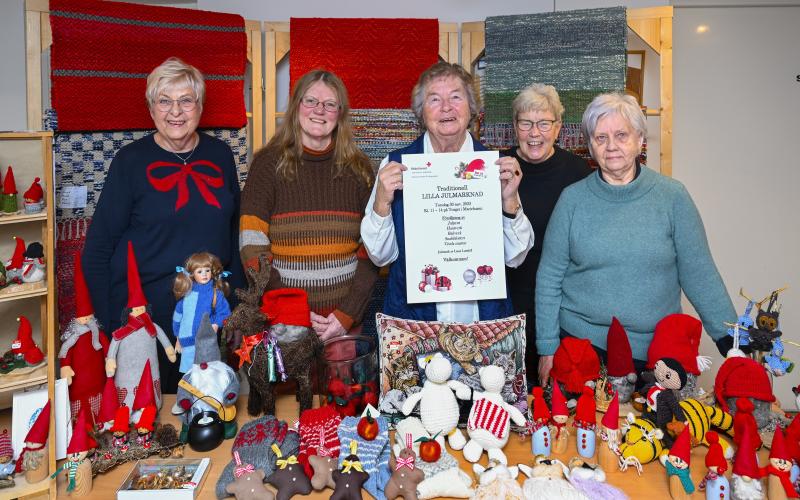 Röda korsgårdens damkommitté håller den årliga lillajulmarknaden på Torget.Från Vänster Birgitta Sommarström, Anna-Lena Berndtsson, Anja Andersson, Marianne Dahlén och Ulla Mattsson.