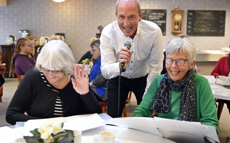 Per Nyberg lockar Solveig Sandberg, till vänster, att sjunga med honom.