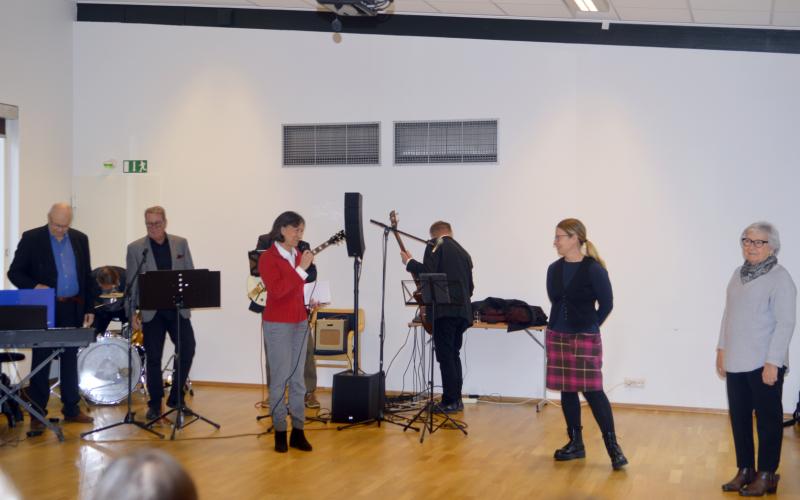 Mariana Olofsson i mitten hälsade gästerna välkomna tillsammans med Erika Borenius-Kankkonen och Kerstin Ramström. Orkestern med medlemmarna Lasse Sundblom, Kurt Backas, Stig Kottelin, Sune Sagulin och Richard Lundberg väntar på att få börja spela.