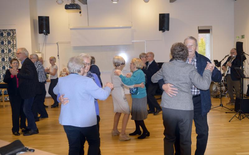 Det var full fart på dansgolvet så fort orkestern började spela.