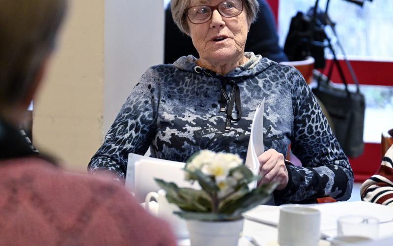 Eva Gustafsson sjunger med i allsången.