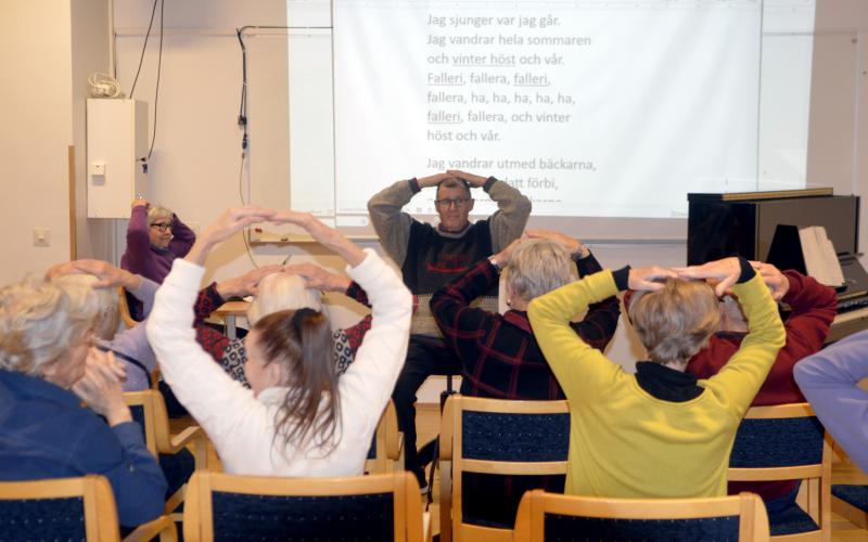 Kaj-Gustav Sandholm plockar in en hel del rörelser för att få de som kommer att hålla i gång.