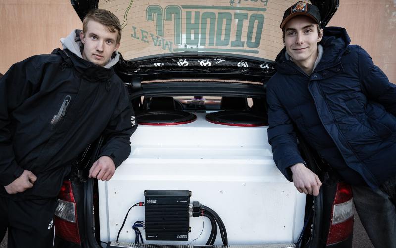 För William Smith och Albin Sundblom har intresset för bilstereo vuxit sig större sedan de kom i kontakt med Elvis Häggblom. De har lärt sig en hel del själva och nu hjälper de honom.