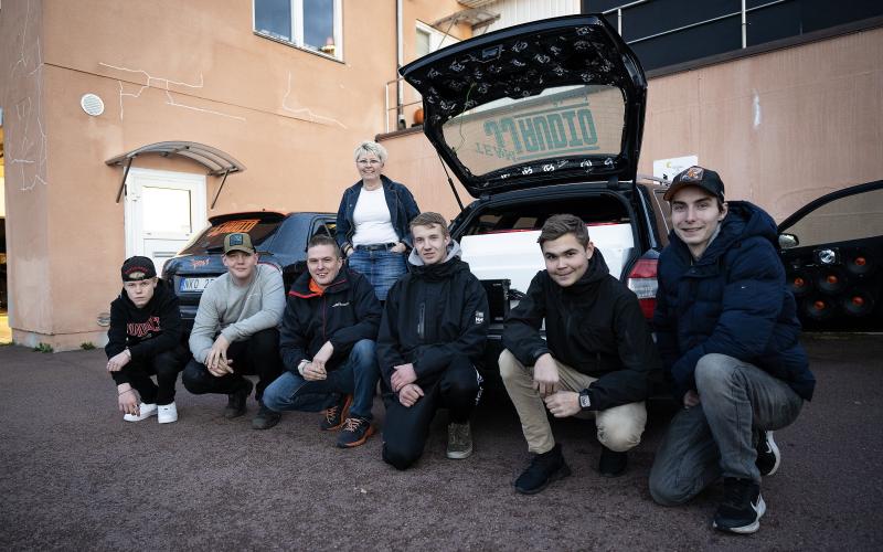 Troy Simons, Zev Englund, Elvis Häggblom, Eva Joelsson, William Smith, Elias Gatelin och Albin Sundblom på parkeringen utanför Mug på Neptunigatan.