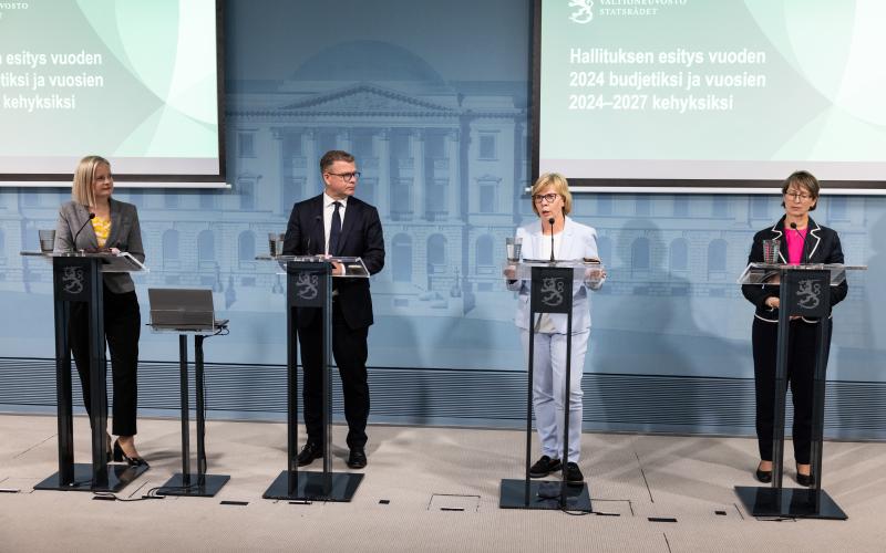 Finska regeringen, här företrätt av Riikka Purra (Sannf), Petteri Orpo (Saml), Anna-Maja Henriksson (SFP) och Sari Essayah (KD), presenterade förra veckan sin budget där satsningar på det svenska språket till viss del lyftes.