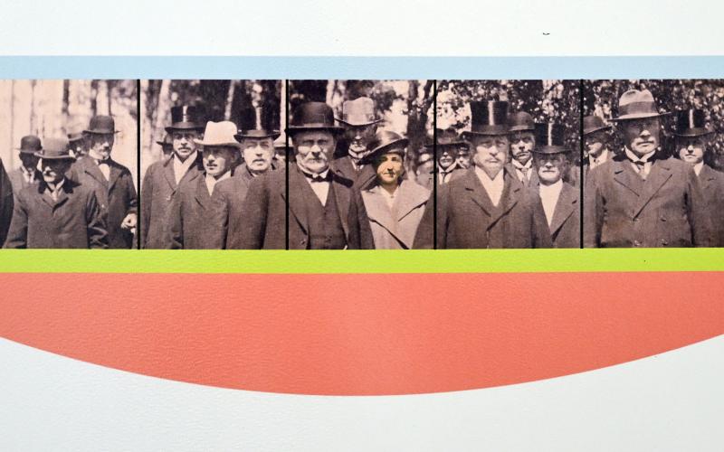 Satu Kiljunens förslag är ett tvådelat fotojobb där det ena fotot består av bilden på det första landstinget går till kyrkan den 9 juni 1922.Foto Robert Jansson