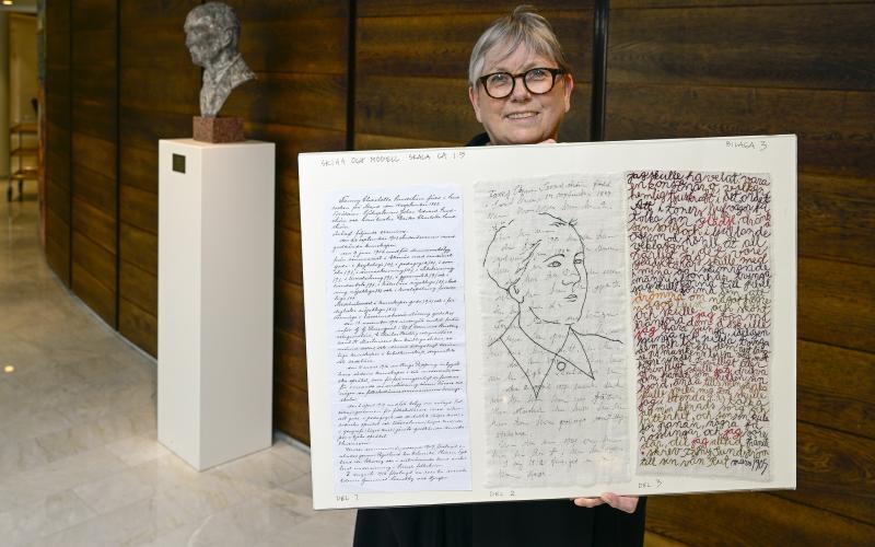 Barbro Eriksson vill hylla Fanny Sundström med broderier av hennes cv och ett berörande brev till en väninna.Foto Robert Jansson