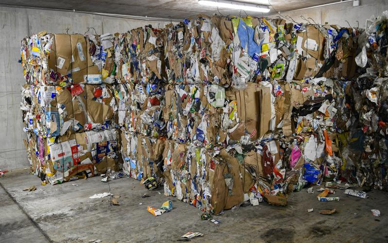 Evighetsfrågan kring det åländska producentansvaret rullar vidare. Det är dags att dra det i mål och ansluta sig till de rikstäckande sammanslutningarna för producentansvar. Åland är för litet för ett eget upplägg.