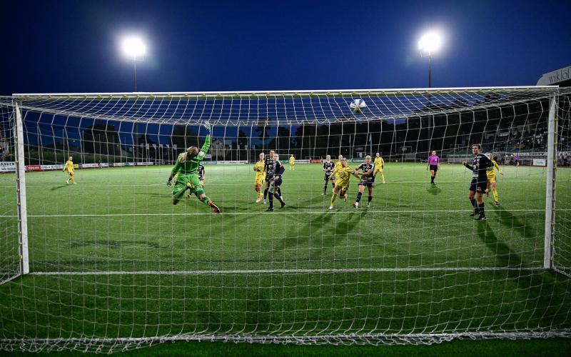Trots massivt tryck lyckades Åland United freda sitt mål i 60 minuter. Men sedan kunde man inte stå emot längre. Här ser vi HJK_s Iina Salmi skruva in matchens första mål på frispark.